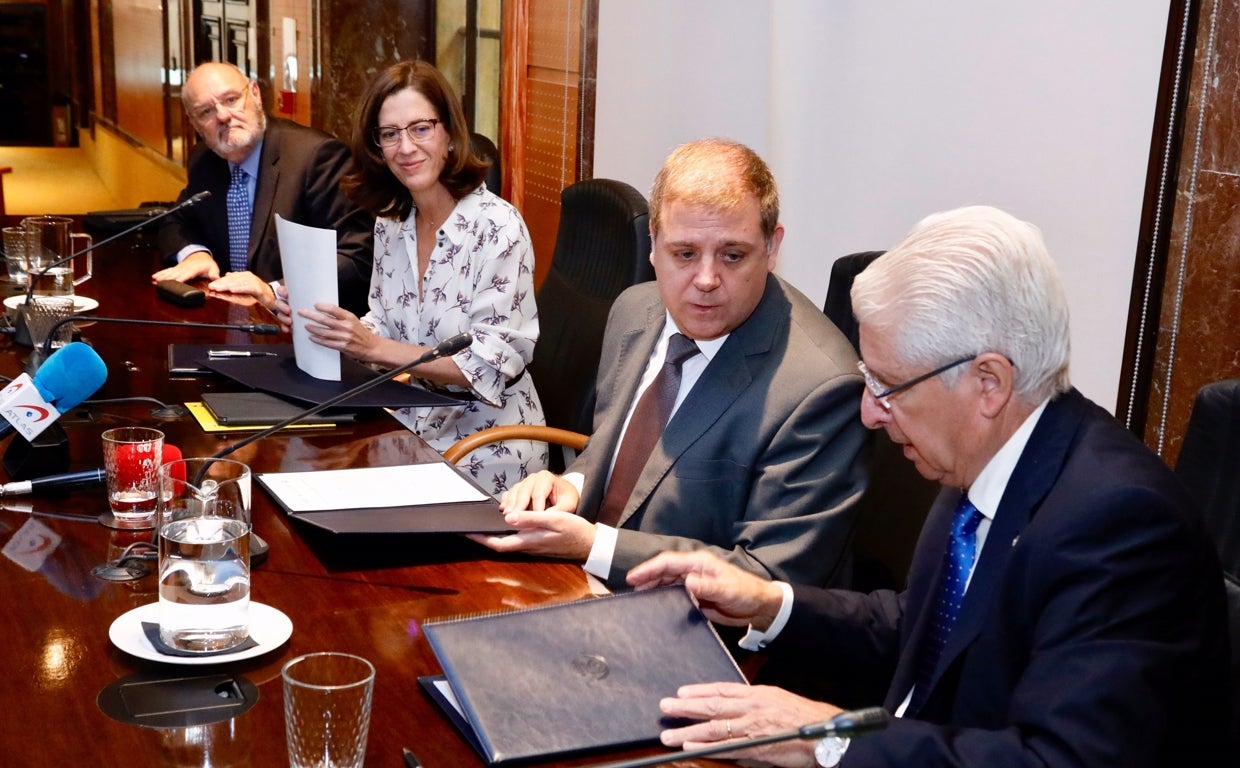 De izq. a dcha.: José María Méndez, director general de CECA; Alejandra Kindelán, presidenta de la AEB; Juan Manuel Serrano, presidente de Correos; y Manuel Ruiz, presidente de Unacc