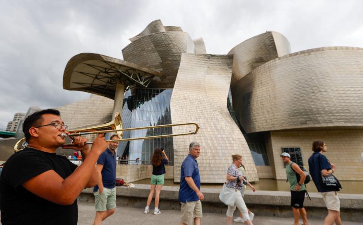 Grupo de turistas junto al museo Guggenheim de Bilbao