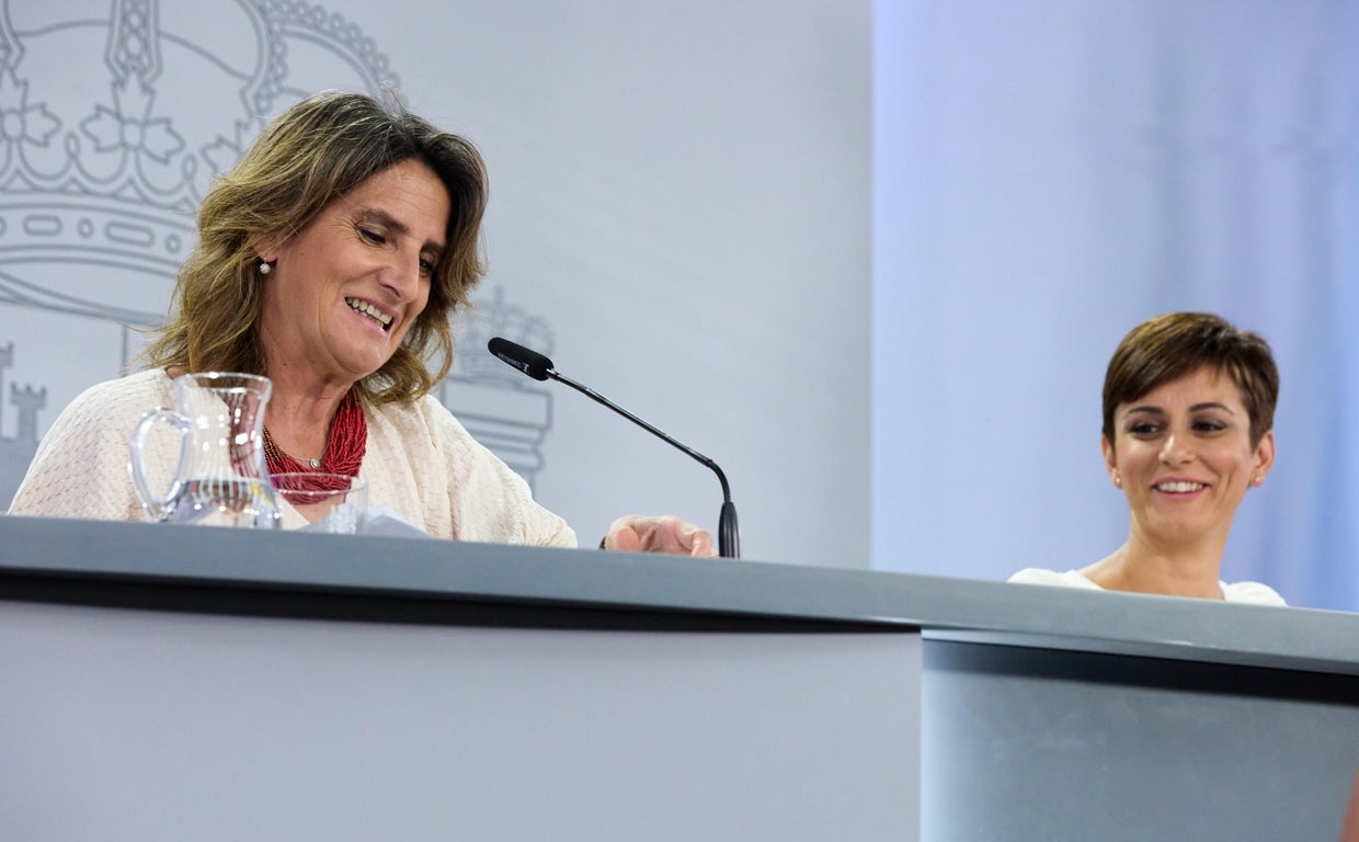 La vicepresidenta tercera y ministra para la Transición Ecológica y el Reto Demográfico, Teresa Ribera (i), y la ministra Portavoz, Isabel Rodríguez (d)
