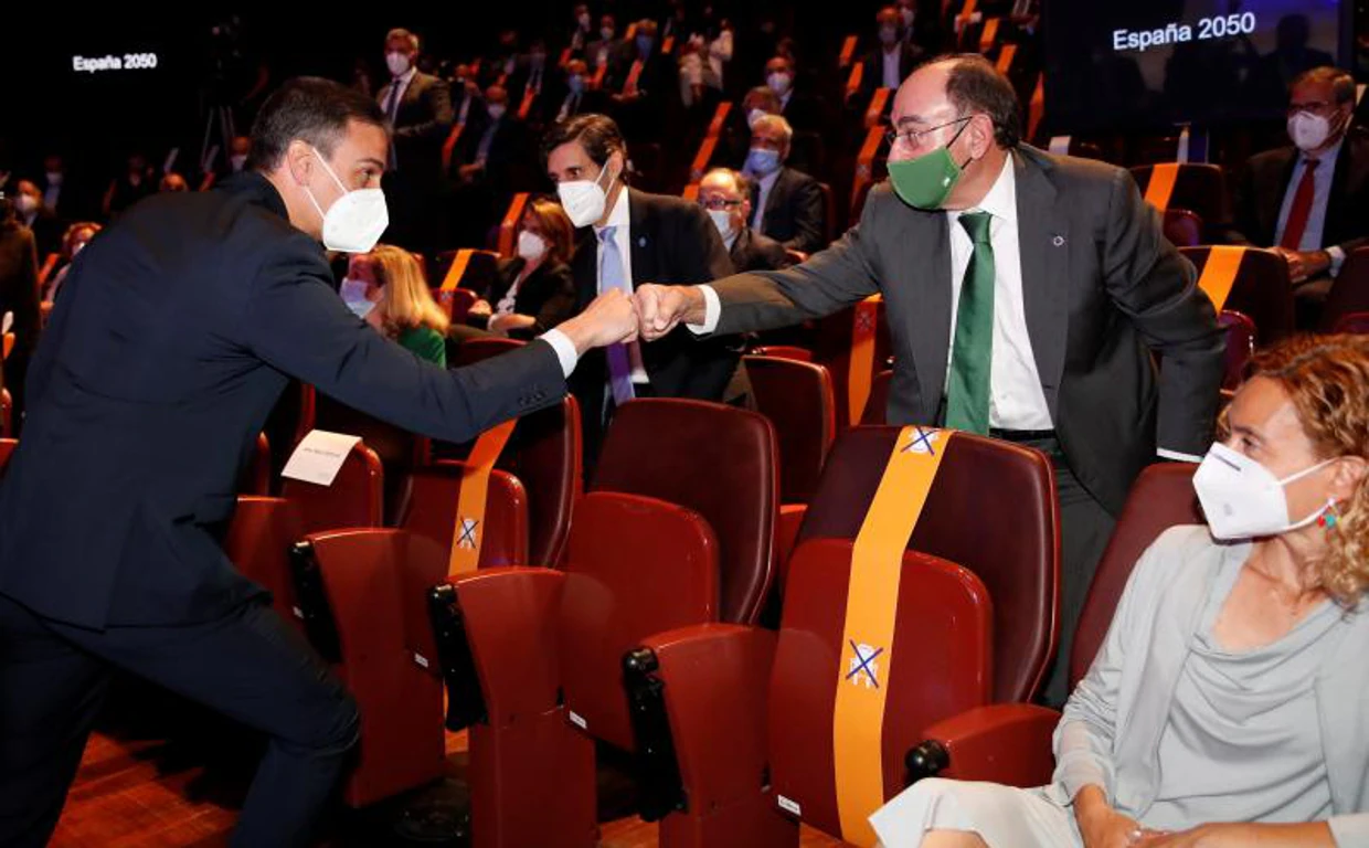El presidente del Gobierno, Pedro Sánchez (izda) saluda al máximo responsable de Iberdrola Ignacio Sánchez Galán durante un acto público
