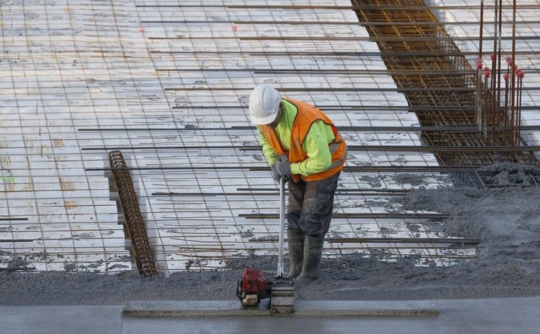 La construcción reacciona a la falta de trabajadores y sube los sueldos hasta un 4% en 2022