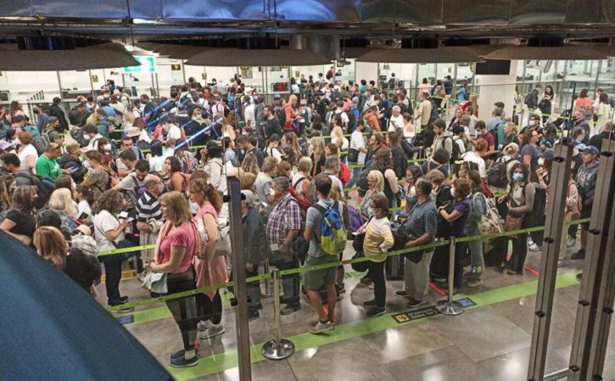 Miles de pasajeros han perdido conexiones en Barajas por las largas colas en los filtros de pasaportes