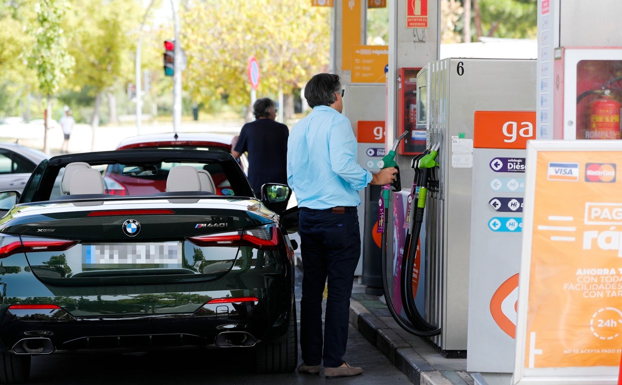 El petróleo da un respiro a los bolsillos y sigue más barato que antes de la guerra en Ucrania