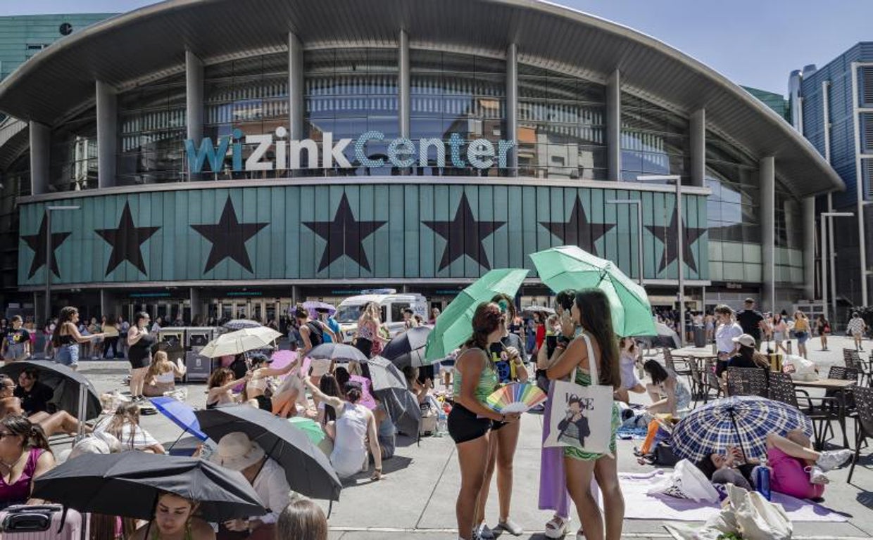 Decenas de fans de Harry Styles esperan la apertura de las puertas