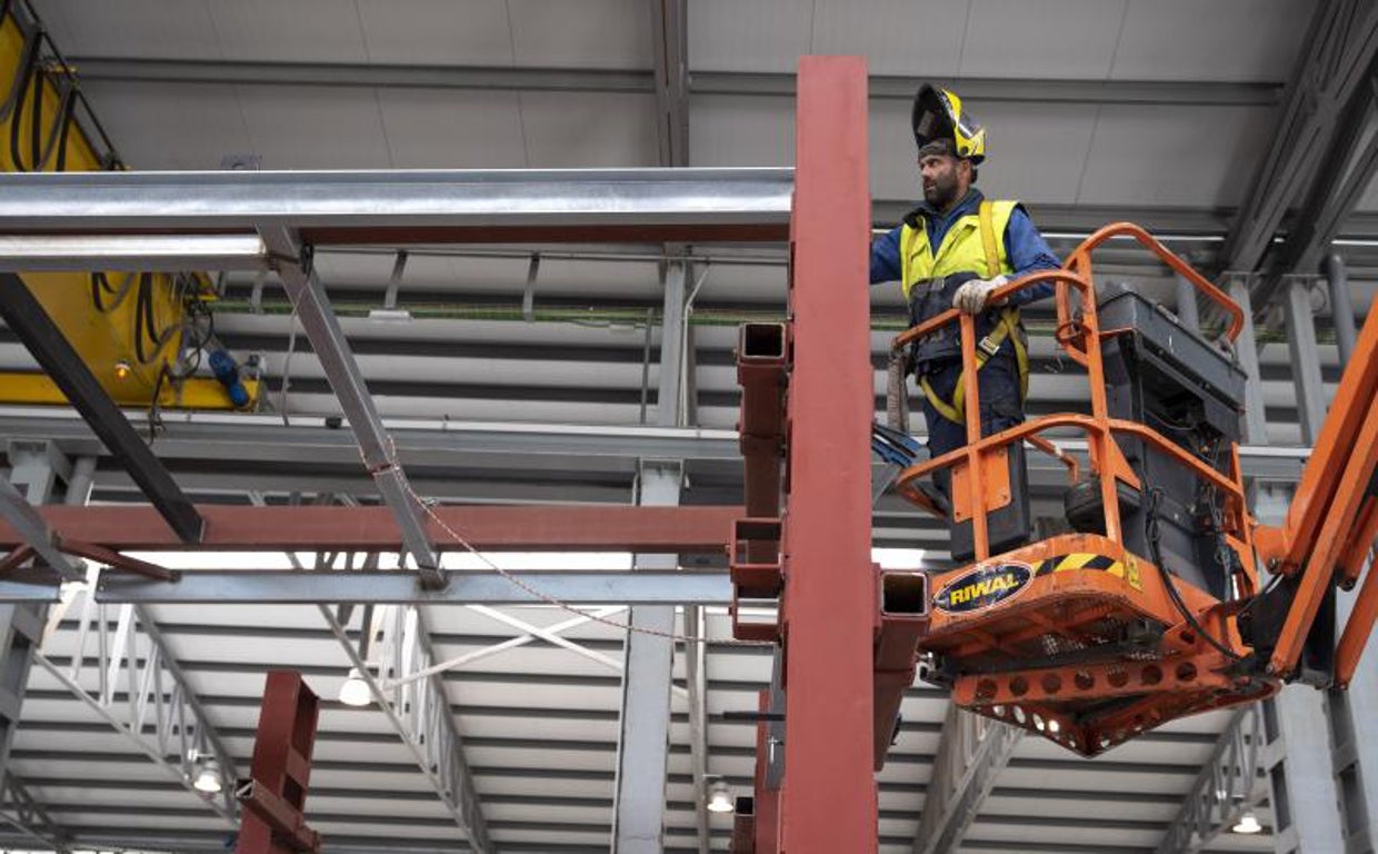 Un empleado de una fabrica de casas prefabricadas en Toledo