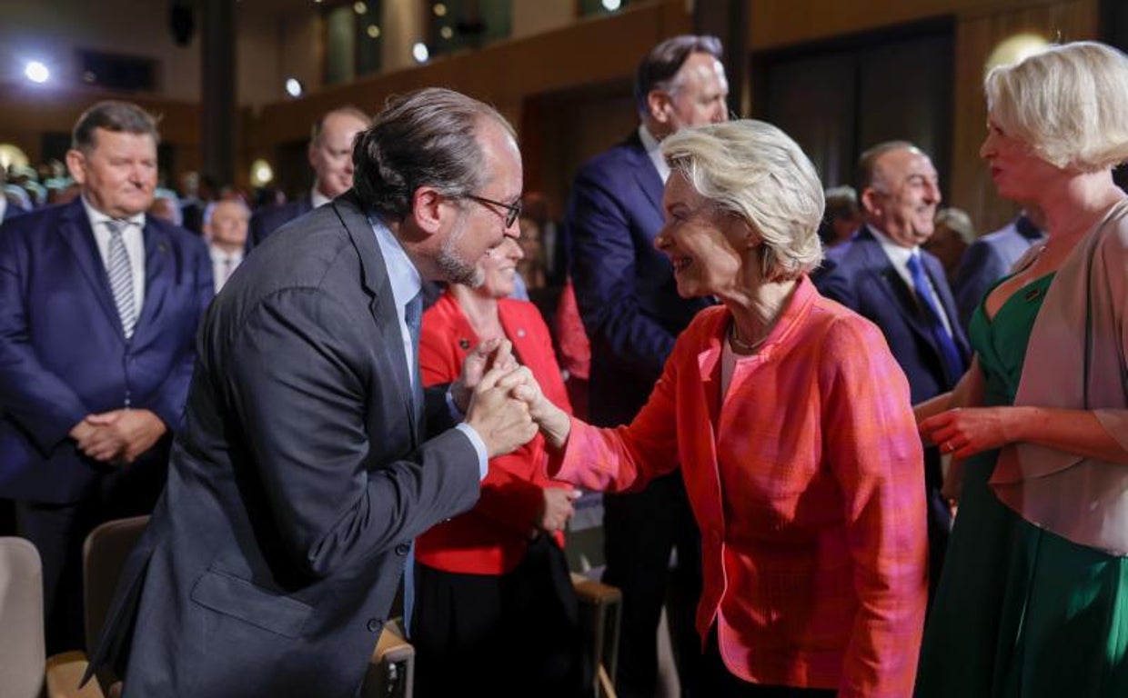 La presidenta de la Comisión Europea, Ursula Von der Leyen (dcha) es recibida por el ministro de Asuntos Exteriores de Austria Alexander Schallenberg (izda)