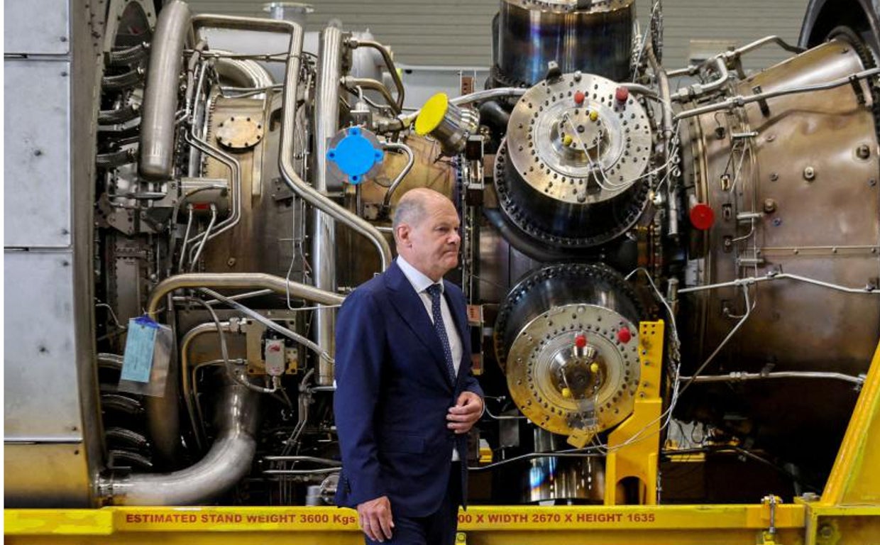 El canciller Scholz junto a una turbina de gas