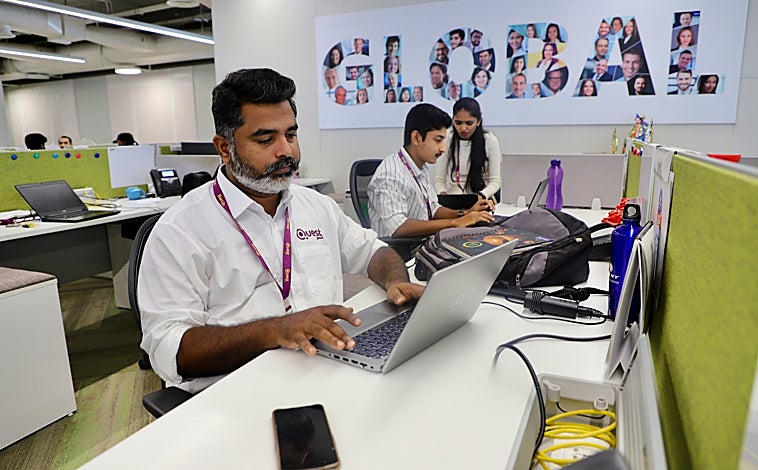 Imagen principal - Foto superior: Quest Global es una empresa puntera en software para ingeniería y maquinaria y en 2011 adquirió la firma española Interface. Arriba: izquierda, el joven Abhijit Nair desarrolló hace tres años una pulsera inteligente para ayudar a la rehabilitación de alcohólicos y drogadictos y ha fundado su propia empresa para comercializarla y, derecha, Surajit Sinha ha creado una «tablet» especial que parece de papel, y en la que los alumnos pueden escribir, ver libros y apuntes y estar conectados con profesor y compañeros