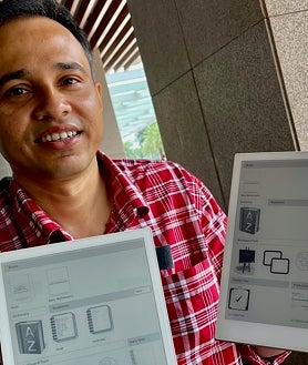 Imagen secundaria 2 - Foto superior: Quest Global es una empresa puntera en software para ingeniería y maquinaria y en 2011 adquirió la firma española Interface. Arriba: izquierda, el joven Abhijit Nair desarrolló hace tres años una pulsera inteligente para ayudar a la rehabilitación de alcohólicos y drogadictos y ha fundado su propia empresa para comercializarla y, derecha, Surajit Sinha ha creado una «tablet» especial que parece de papel, y en la que los alumnos pueden escribir, ver libros y apuntes y estar conectados con profesor y compañeros