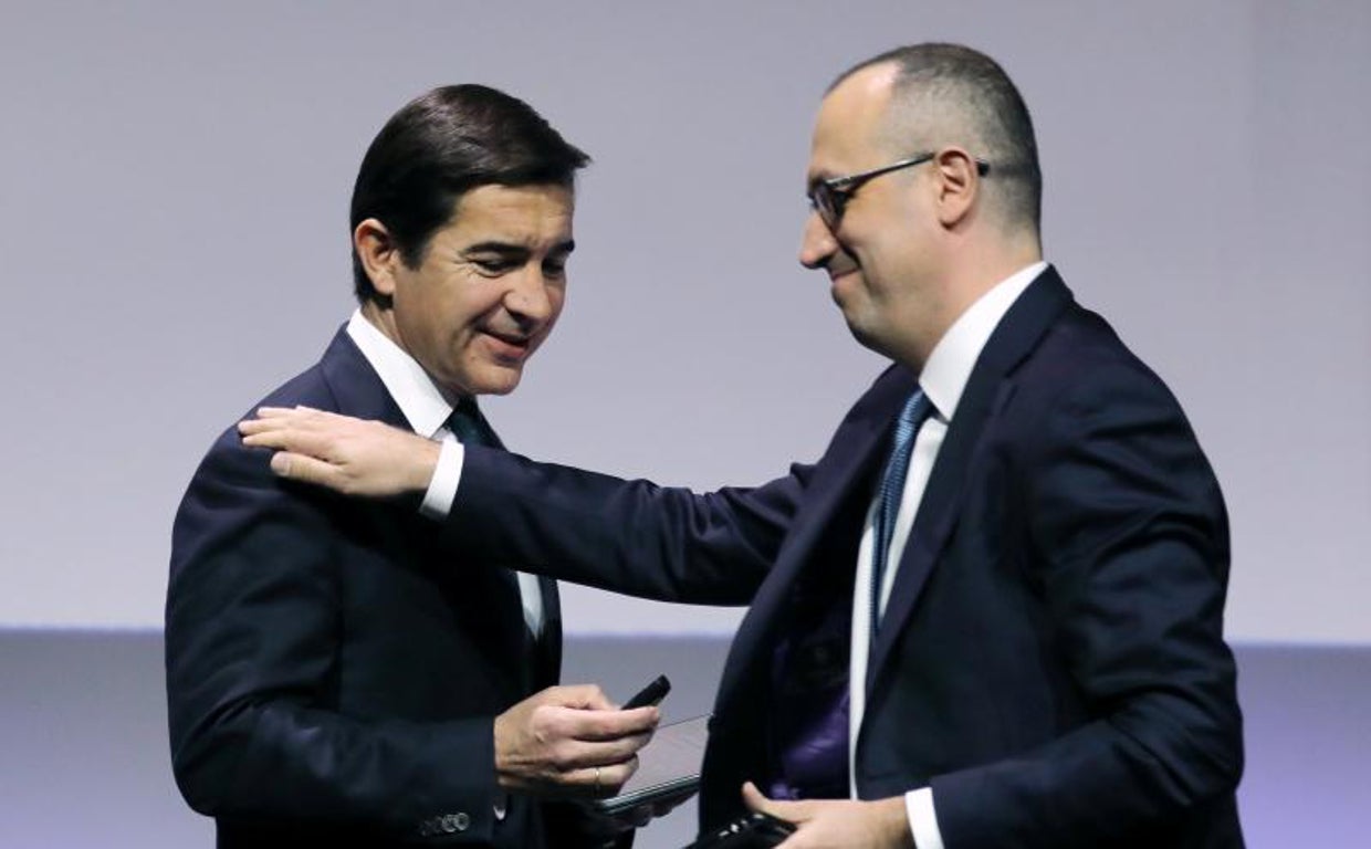 Carlos Torres (izq.), presidente de BBVA, y Onur Genç, actual CEO de la entidad