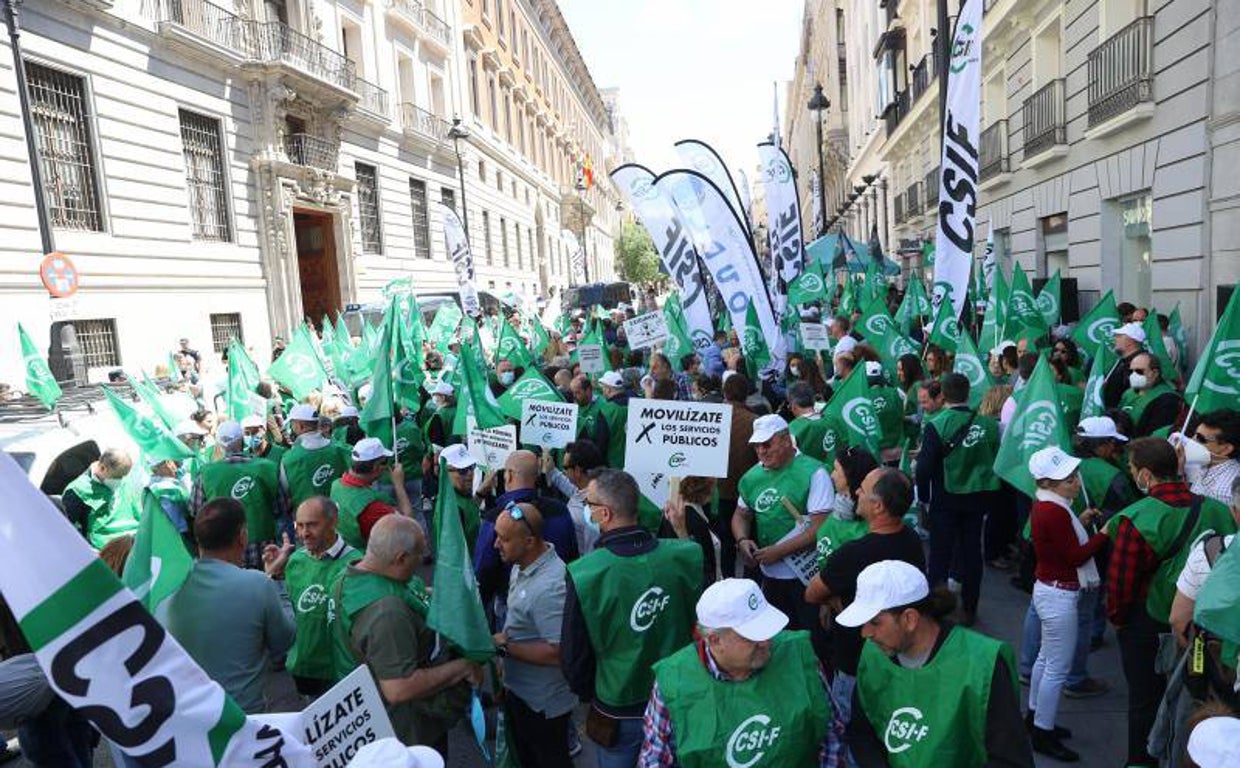 Montero desbloquea la negociaron con los funcionarios en vísperas de la gran protesta en Madrid