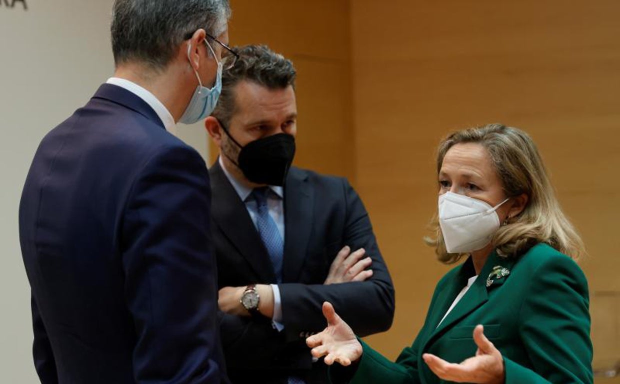 Nadia Calviño, vicepresidenta económica, junto al gobernador del Banco de España, Pablo Hernández de Cos (izq.), y el presidente de la CNMV, Rodrigo Buenaventura