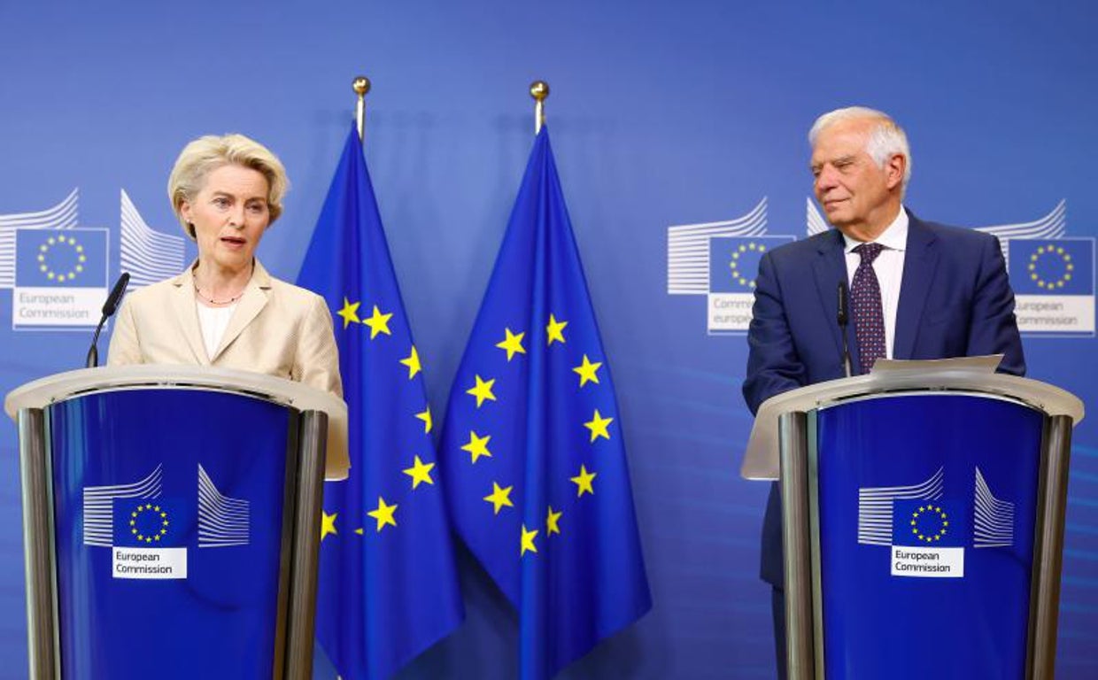 La presidenta de la Comisión Europea, Úrsula Von der Leyen (izda) junto al alto representante para la Política Exterior y Seguridad de la Unión Europea (UE)