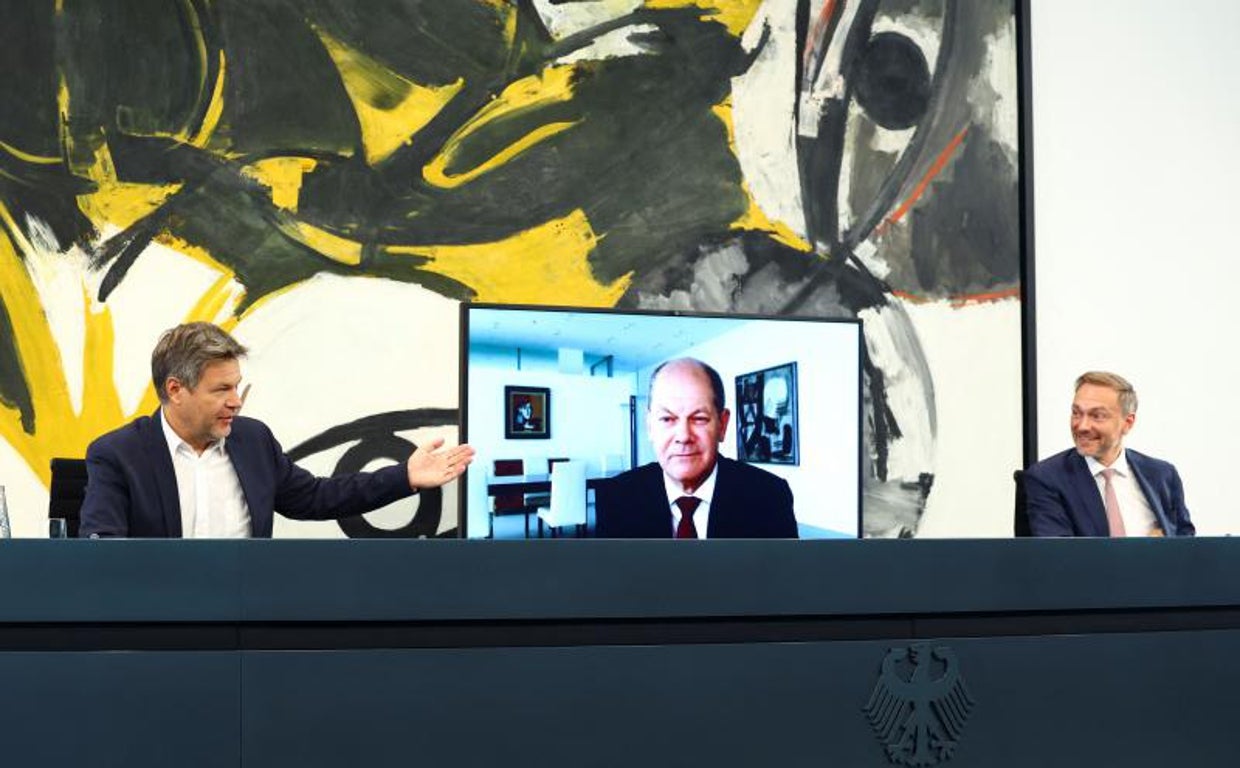 El canciller alemán Olaf Scholz (centro) junto al ministro de Economía Robert Habeck y el titular de Finanzas, Christian Lindner