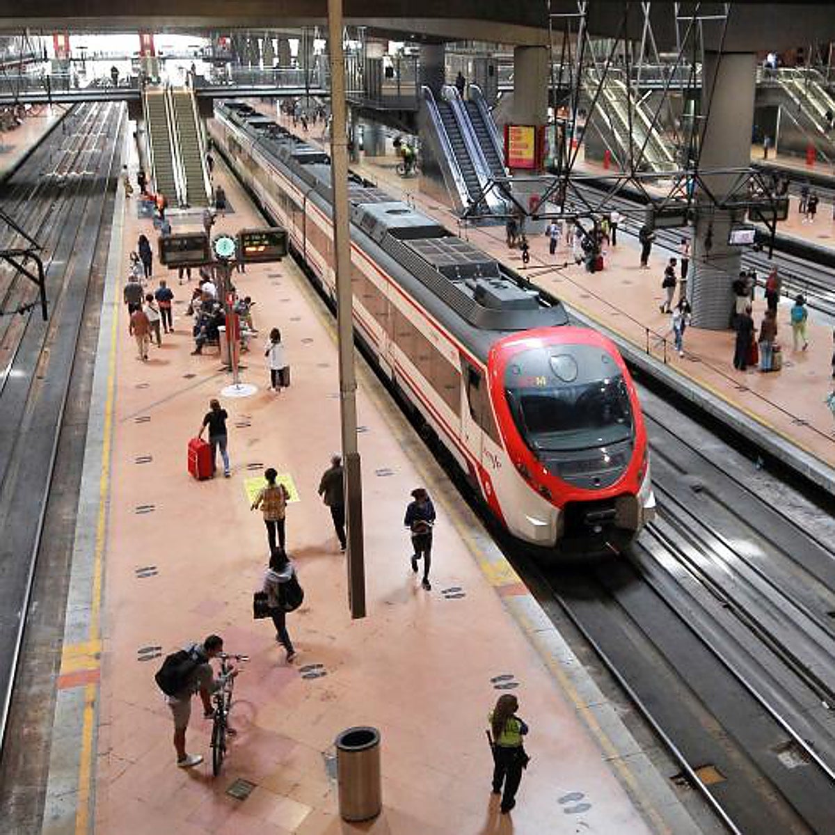 El Gobierno amplía a 2023 los abonos gratis de Renfe y convierte en «estructural» un gasto de 700 millones