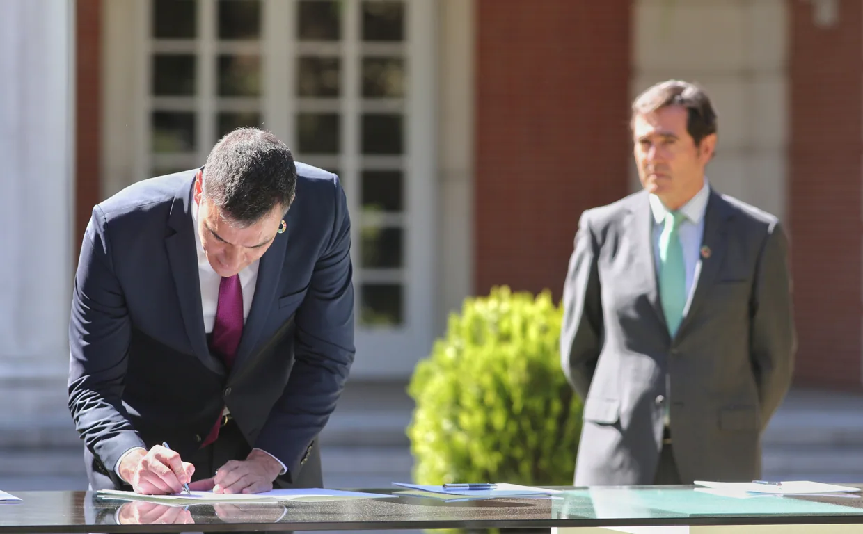 El presidente del Gobierno, Pedro Sánchez, y el presidente de la CEOE, Antonio Garamendi