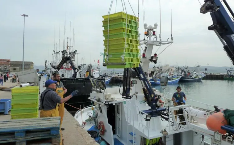 La prohibición a la pesca de fondo en el Atlántico norte complica la campaña navideña para la merluza y la gamba