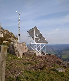Imagen secundaria 2 - Foto superior: Izquierda, planta fotovoltaica El Romero Solar en el desierto de Atacama (Chile), una de las regiones más áridas del planeta. Es propiedad de Acciona Energía. Debajo, imagen izquierda, parque eólico de Wikinger (Alemania), en el mar Báltico, operado por Iberdrola. Los aerogeneradores se instalan sobre estructuras elevadas para evitar el impacto de las olas. Debajo, imagen derecha, Antena de telecomunicaciones para el 112. La estructura del panel solar es de Alusín Solar.