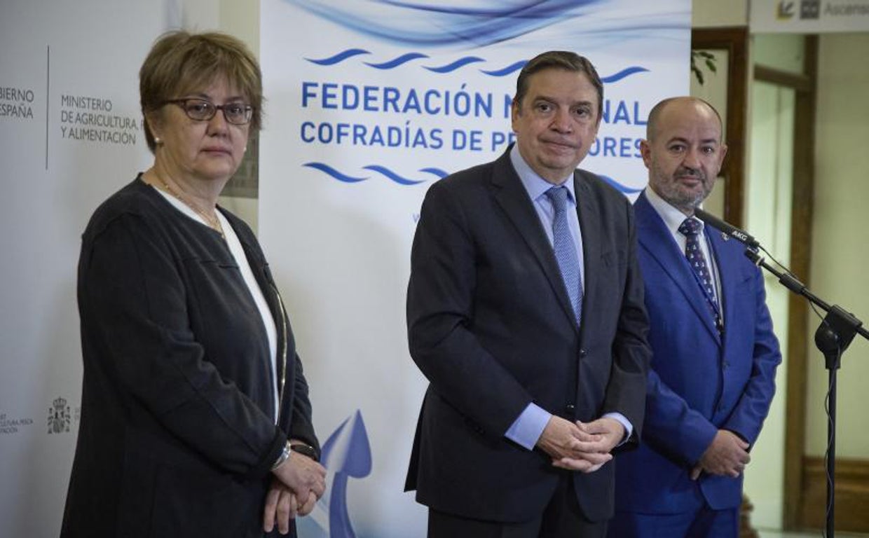 El ministro de Agricultura, Pesca y Alimentación Luis Planas (centro) junto al presidente de la FEderación Nacional de Cofradías de Pescadores (FNCP) Basilio Otero (dcha) y la secretaria general de Pesa Alicia Villauriz (izda)