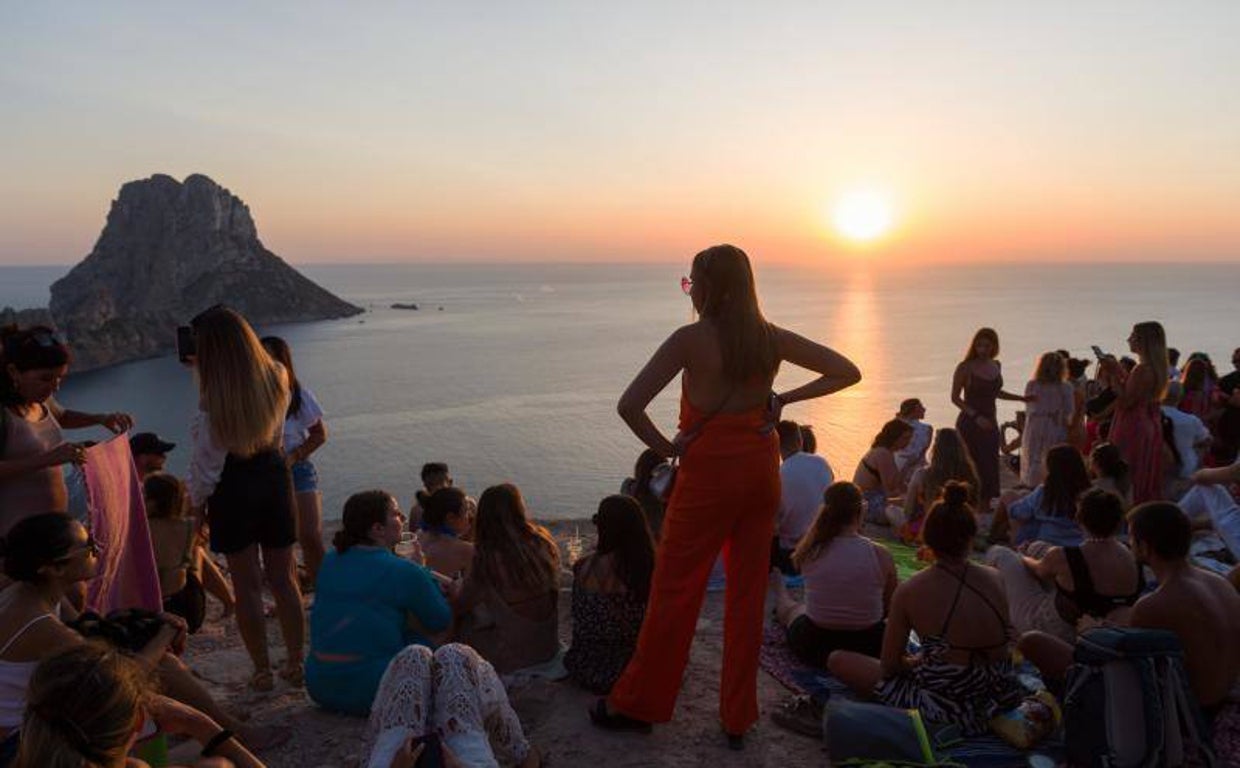 Turistas en la Cala d'Hort, Baleares