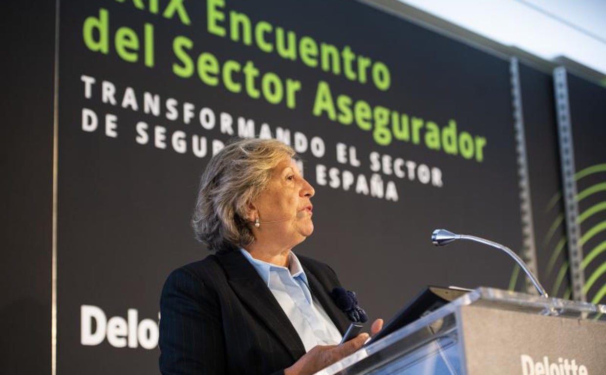 La presidenta de Unespa, Pilar González de Frutos, inaugura el encuentro de Deloitte, Mapfre y ABC