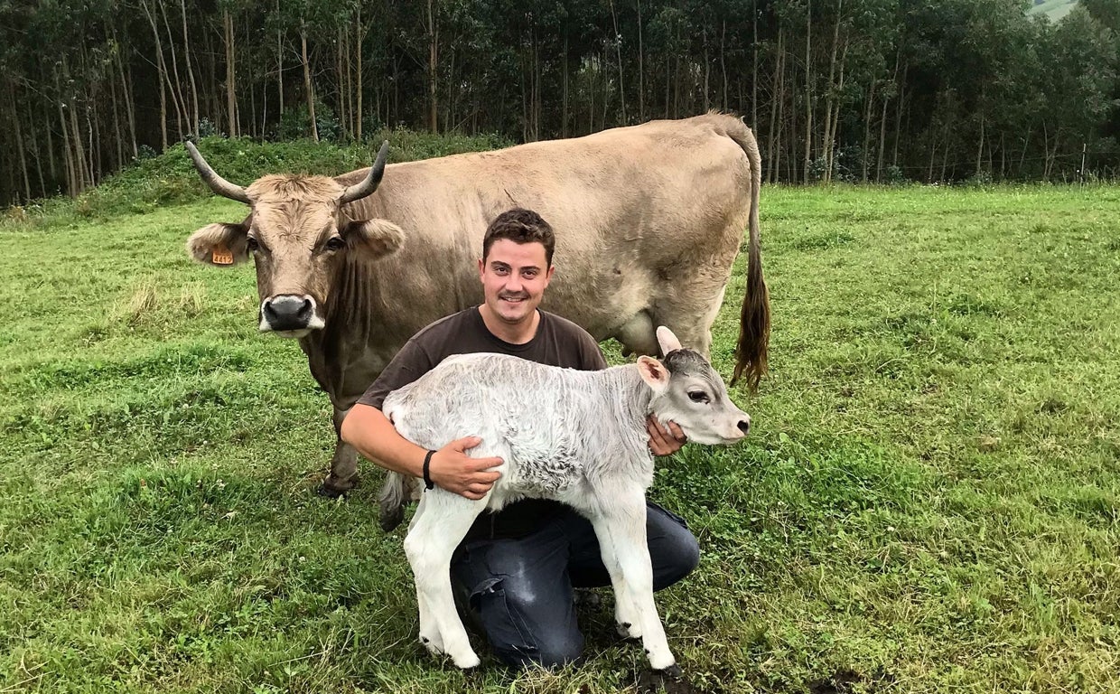 Luis Pérez dirige junto a su hermano de 37 años una premiada quesería en Cantabria