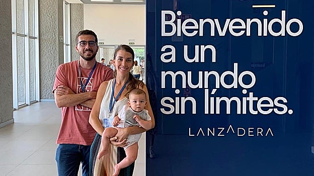 Álvaro Ayllón y Carla Quintana (Maternify) con su bebé