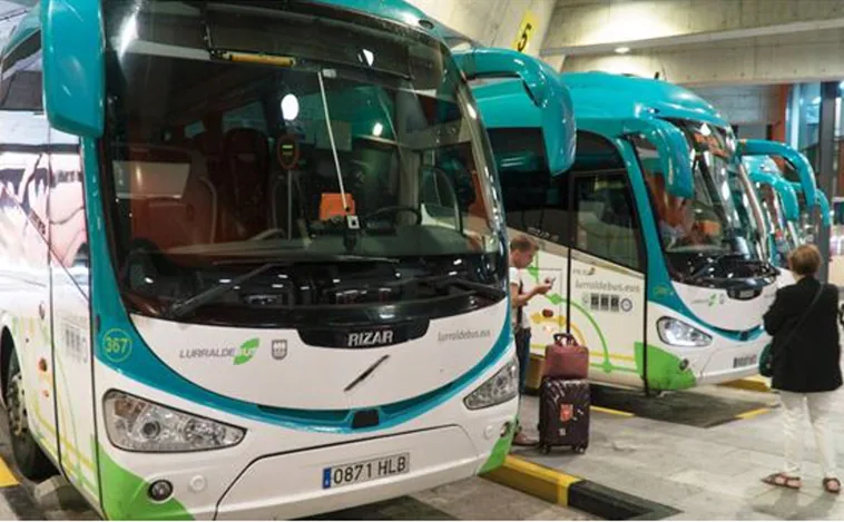 El Gobierno se plantea extender los abonos gratuitos de Renfe al sector del autobús