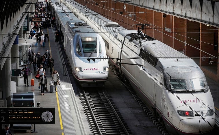 Renfe cesa a los responsables de la línea en Extremadura después de que varios pasajeros tuvieran que viajar en el suelo por falta de espacio