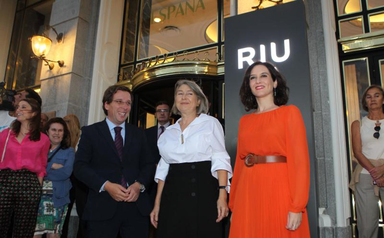 Carmen Riu (centro) junto al alcalde de Madrid José Luis Almeida (izda) y la presidente de la Comunidad de Madrid Isabel Díaz Ayuso (dcha) ha protagonizado la mayor escalada en la Lista Forbes 2022