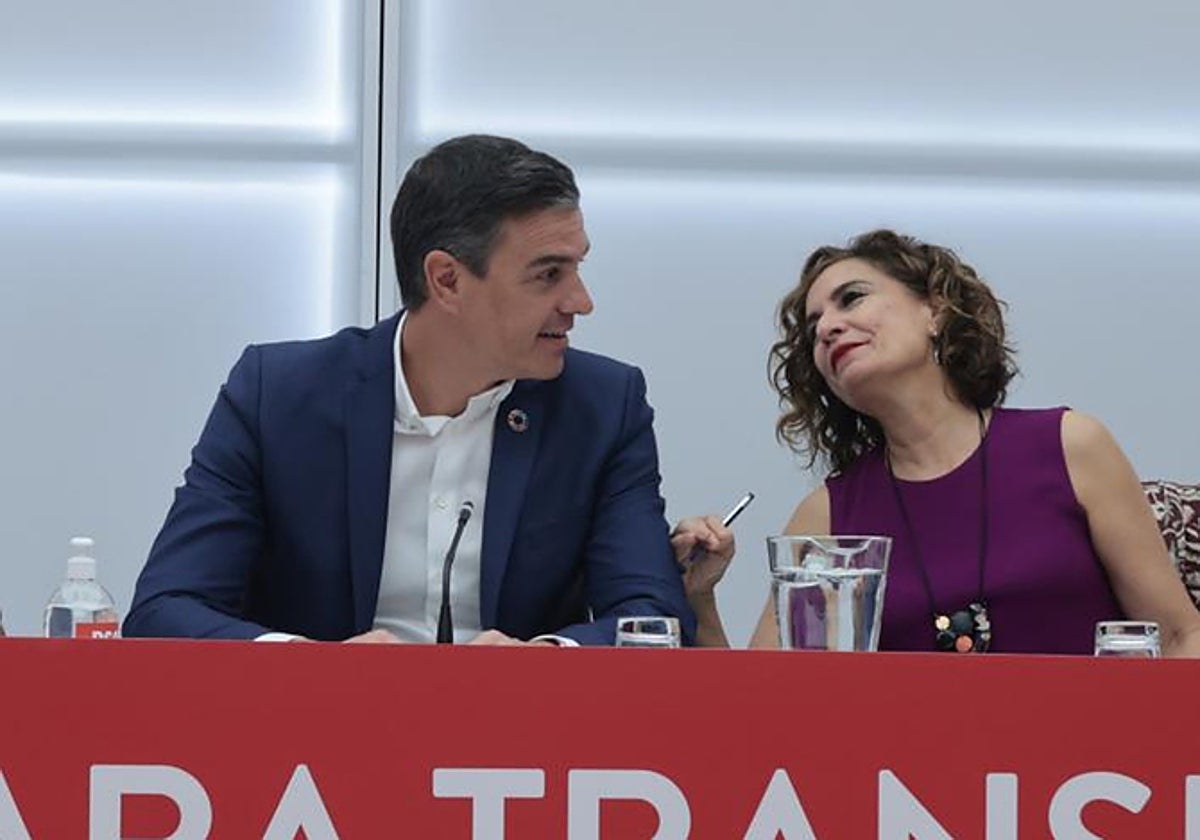 El presidente Pedro Sánchez y la ministra de Hacienda, María Jesús Montero