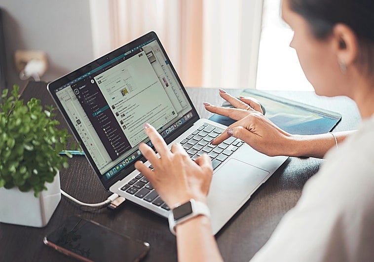 Una mujer que se cayó en el baño cuando estaba teletrabajando tendrá que ser indemnizada por accidente laboral