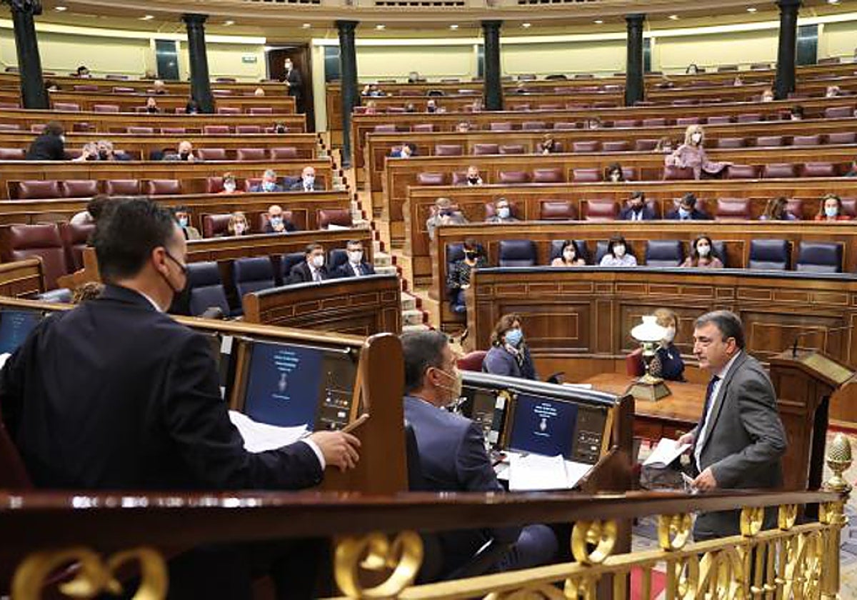 El diputado del PNV Aitor Esteban charla con el presidente del Gobierno, Pedro Sánchez