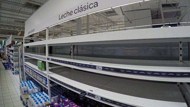 Desabastecimiento de leche en un supermercado español