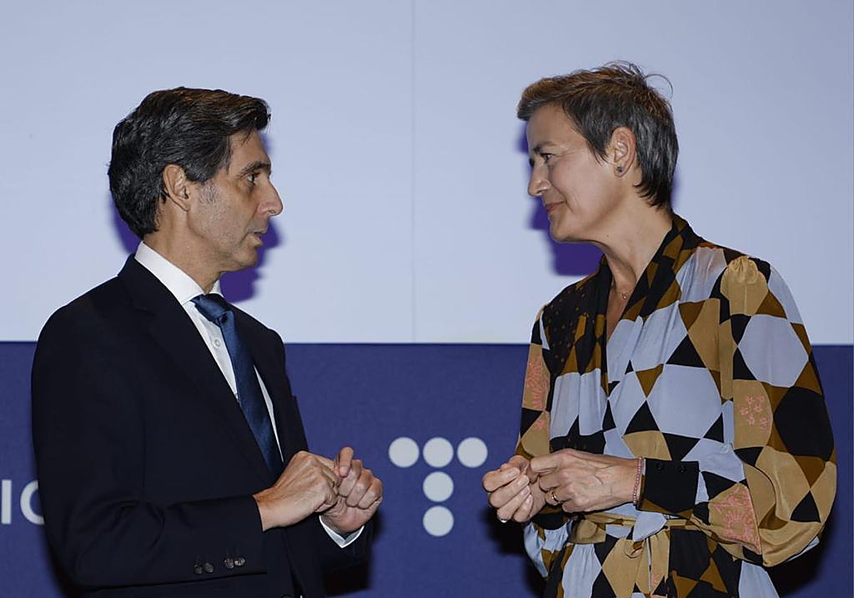 El presidente de Telefónica, José María Álvarez-Pallete, junto a la vicepresidenta de la Comisión Europea, Margrethe Vestager