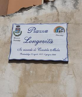 Imagen secundaria 2 - Arriba la receta de la longevidad, The New York Times la llamó la minestrone de la longevidad hecha con productos de la huerta/Abajo a la izquierda, Antonio Brundu de 104 años, el más anciano del pueblo/Abajo a la derecha la placa que conmemora el récord de Perdasdefogu, el pueblo que tiene más centenarios del planeta