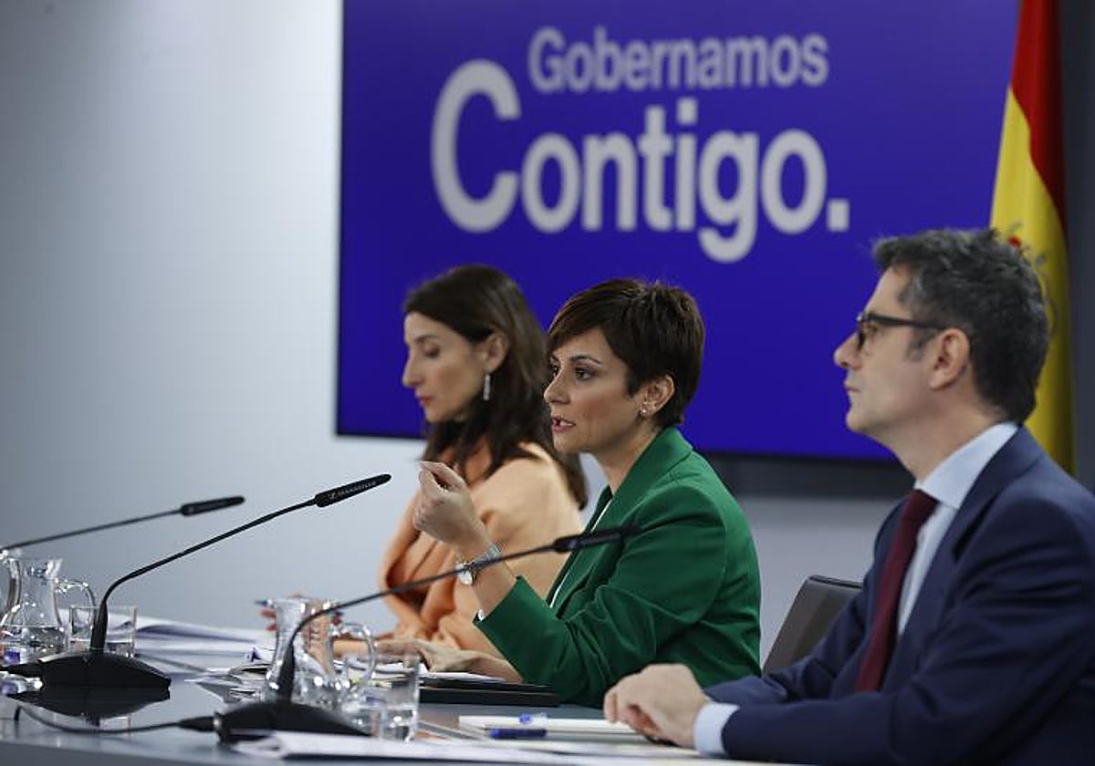 Los ministros de Política Territorial y portavoz del Gobierno; Isabel Rodríguez (centro); Justicia, Pilar Llop (izquierda) y Presidencia, Félix Bolaños (derecha)
