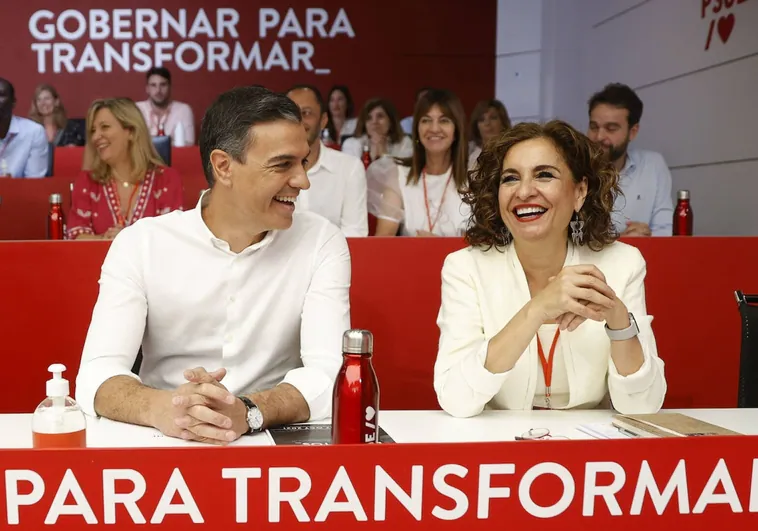 Pedro Sánchez and María Jesus Montero in a PSOE work