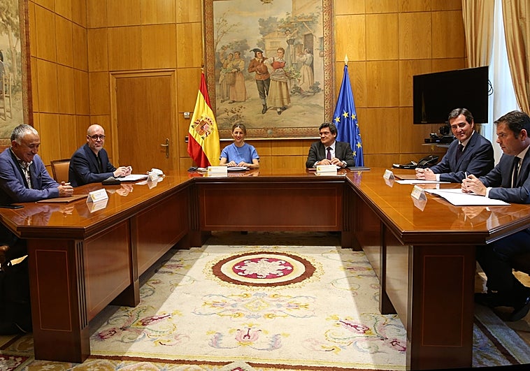 Empresarios y sindicatos comunican a Escrivá el rechazo a su plan para las pensiones y le empujan a buscar un pacto político