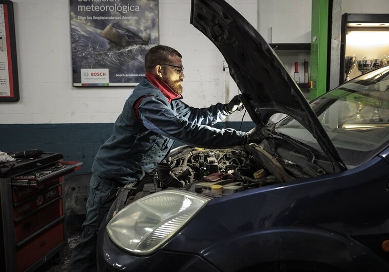 A mechanic working in a car workshop in Valencia
