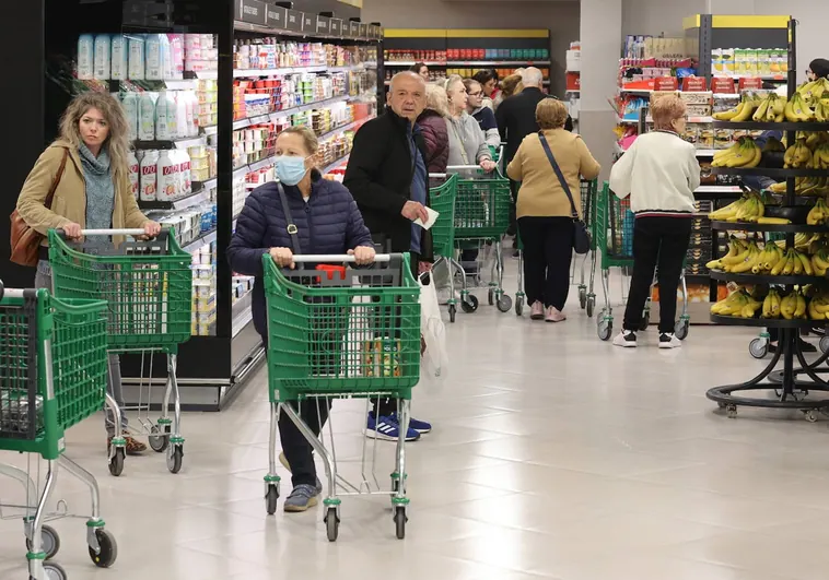 Podemos pide un impuesto a los supermercados que grave sus beneficios