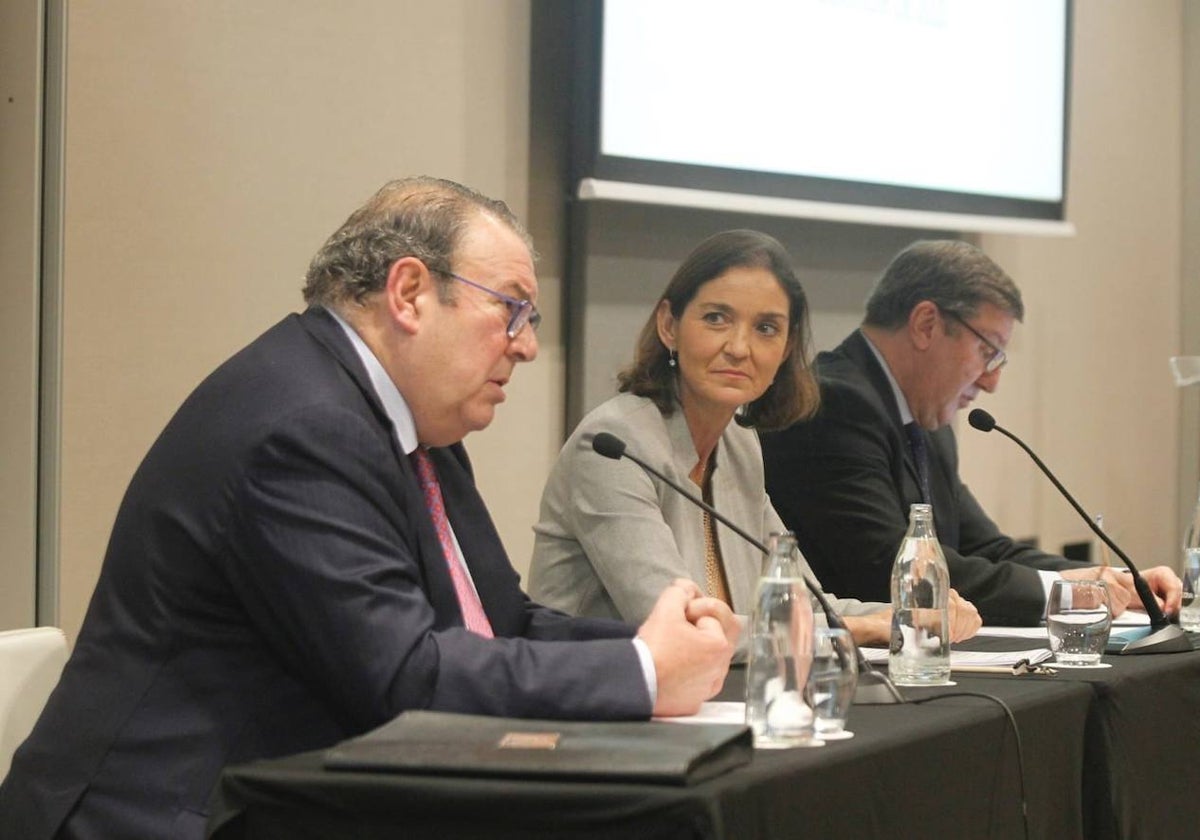 La ministra de Turismo, Reyes Maroto, junto al presidente de la Mesa del Turismo, Juan Molas, y el secretario general de la misma patronal, Carlos Abella