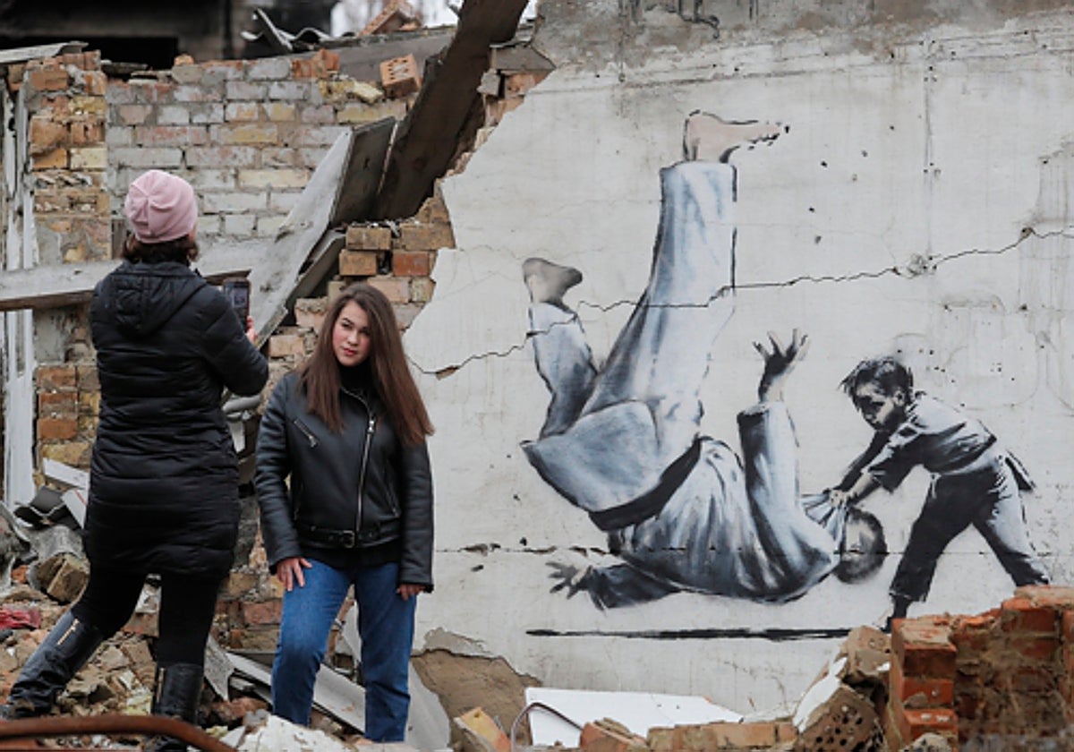 Mural de Bansky en Borodyanka (Ucrania), en el que se representa a un hombre muy parecido a Vladimir Putin siendo derribado por un niño en un combate de judo