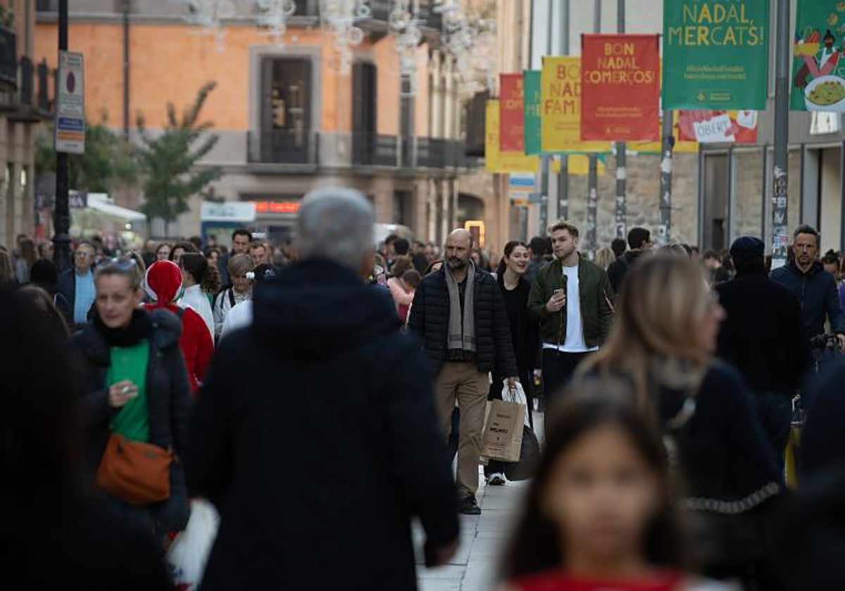Ambiente navideño en la Avenida de la Puerta del Ángel en Barcelona