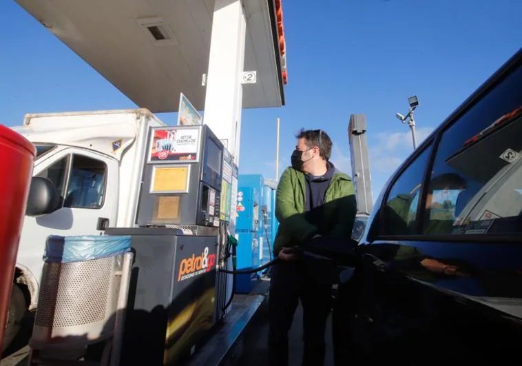 El precio de la gasolina confirma lo que pasará con los descuentos del Gobierno