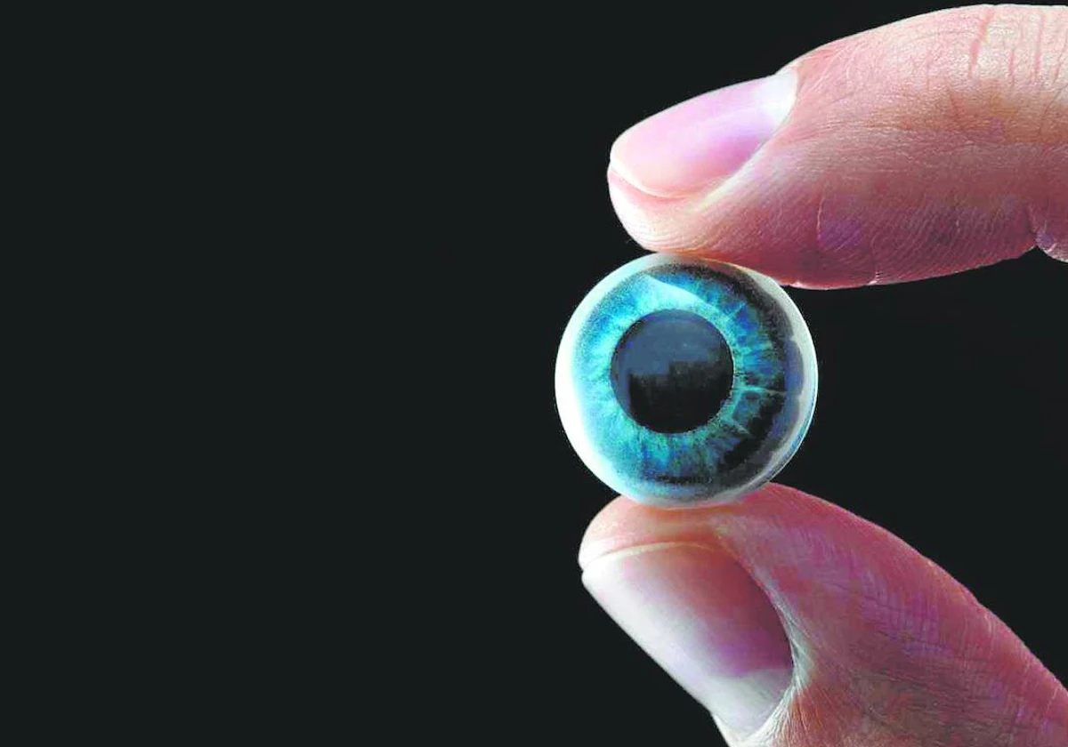 Las lentillas de Mojo Vision (en la imagen superior, un prototipo) pueden tener distintas aplicaciones, como la de activar un GPS que nos guíe por la ciudad o la de monitorizar y mostrar ante nuestros ojos la actividad fisica