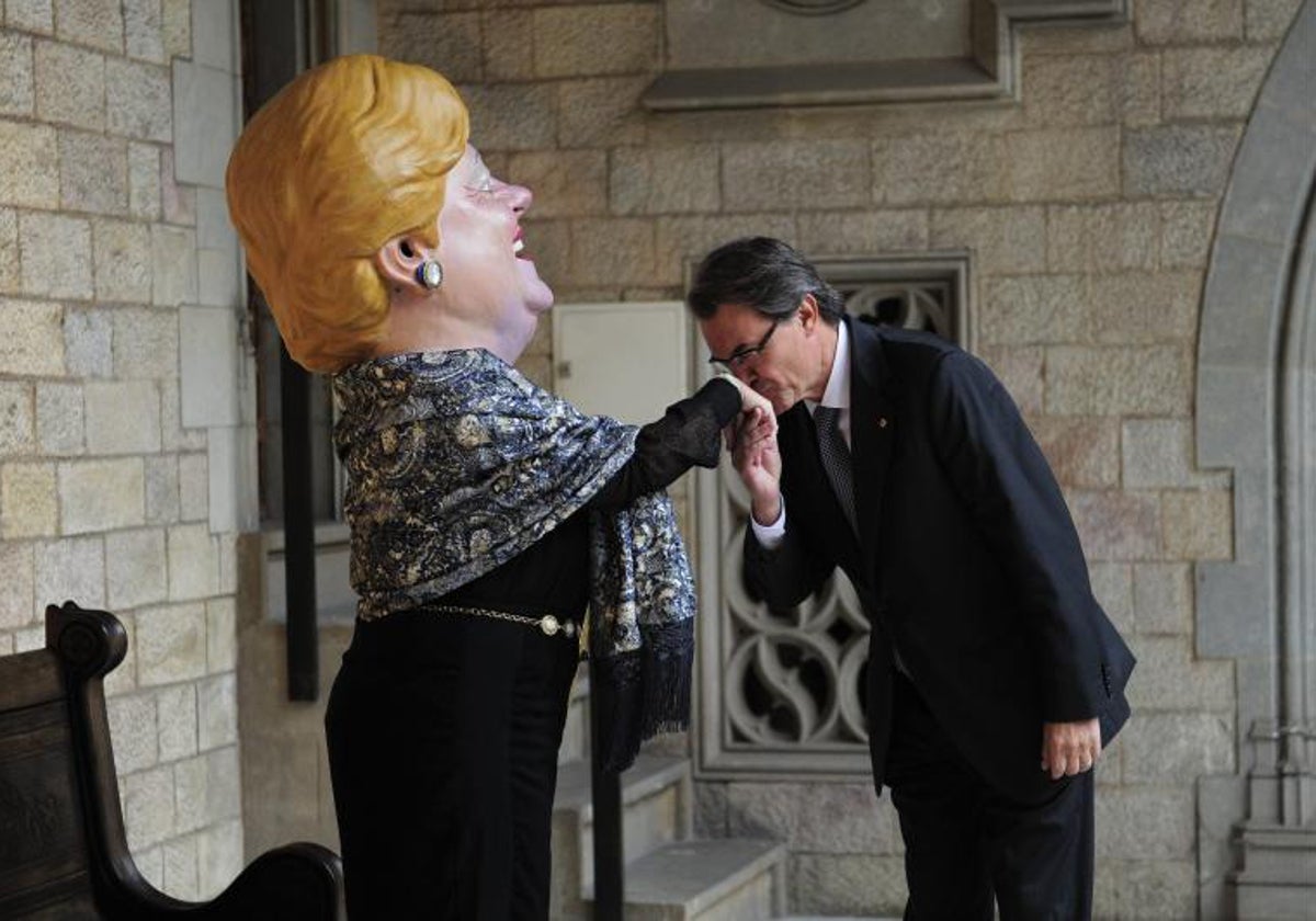 El expresidente de la Generalitat, Artur Mas, recibe a 'La Grossa' en el Palau de la Generalitat