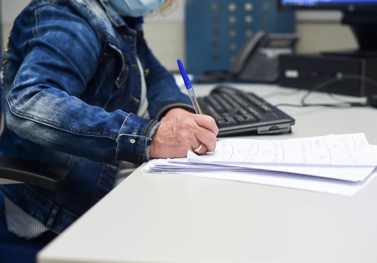 Una trabajadora en su oficina