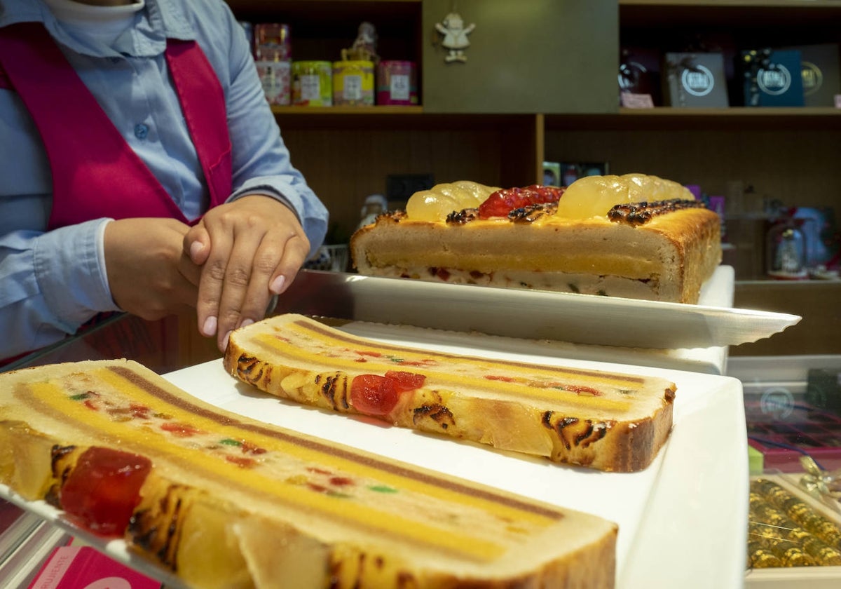 Una trabajadora en una pastelería en Madrid