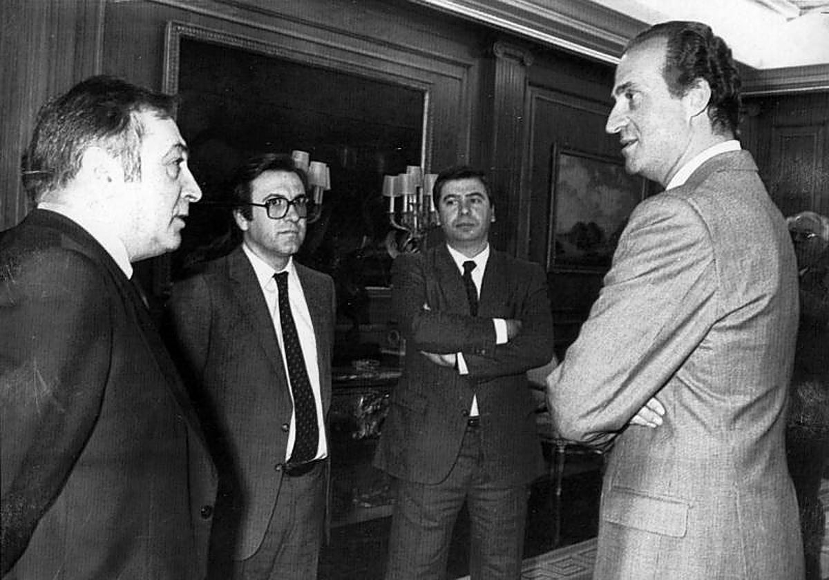 Nicolás Redondo conversa con el Rey Juan Carlos en la primera recepción real a dirigentes de UGT